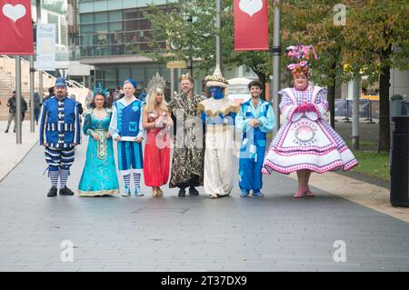 Warren Donnelly, Jess Smith, Lewis Devine, Tim Lucas, Alex Arum, Richard Aucott, Leanne Campbell, Liam Fox, Cast of Aladdin posieren für Fotos vor ihrer Produktion im St Helens Theatre Royal mit Leanne Campbell von Radio Citys und Liam Fox von Emmerdale. Ab dem 2. Dezember bis zum 14. Januar. (Terry Scott/SPP) Credit: SPP Sport Press Photo. /Alamy Live News Stockfoto