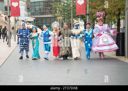 Warren Donnelly, Jess Smith, Lewis Devine, Tim Lucas, Alex Arum, Richard Aucott, Leanne Campbell, Liam Fox, Cast of Aladdin posieren für Fotos vor ihrer Produktion im St Helens Theatre Royal mit Leanne Campbell von Radio Citys und Liam Fox von Emmerdale. Ab dem 2. Dezember bis zum 14. Januar. (Terry Scott/SPP) Credit: SPP Sport Press Photo. /Alamy Live News Stockfoto