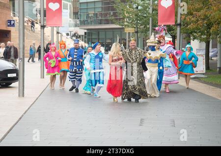 Warren Donnelly, Jess Smith, Lewis Devine, Tim Lucas, Alex Arum, Richard Aucott, Leanne Campbell, Liam Fox, Cast of Aladdin posieren für Fotos vor ihrer Produktion im St Helens Theatre Royal mit Leanne Campbell von Radio Citys und Liam Fox von Emmerdale. Ab dem 2. Dezember bis zum 14. Januar. (Terry Scott/SPP) Credit: SPP Sport Press Photo. /Alamy Live News Stockfoto