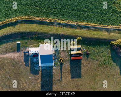 Winziges Bauernhaus aus der Vogelperspektive Nest zu einem Luzernefeld. Colorado Agriculture im Jahr 2023. Stockfoto