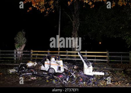 Eine Karawane wurde in Ferrybridge, West Yorkshire, verlassen, nachdem Brandstifter sie in Brand gesetzt hatten. Stockfoto