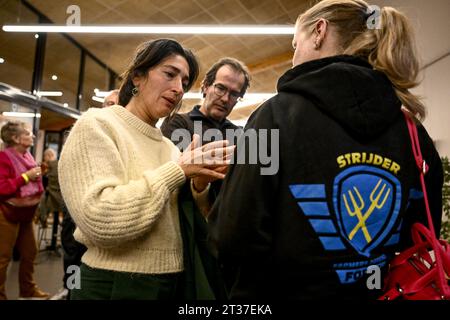 Aartselaar, Belgien. Oktober 2023. Der flämische Minister für Umwelt, Energie, Tourismus und Justiz Zuhal Demir spricht mit einer Delegation der Bauernlobby-Gruppe "Farmers Defence Force" während eines Treffens der lokalen Niederlassung der konservativen flämischen nationalistischen Partei N-VA am Montag, den 23. Oktober 2023 in Aartselaar. BELGA FOTO DIRK WAEM Credit: Belga News Agency/Alamy Live News Stockfoto