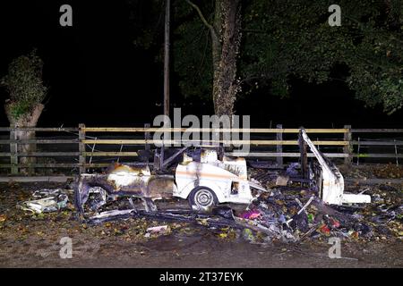 Eine Karawane wurde in Ferrybridge, West Yorkshire, verlassen, nachdem Brandstifter sie in Brand gesetzt hatten. Stockfoto