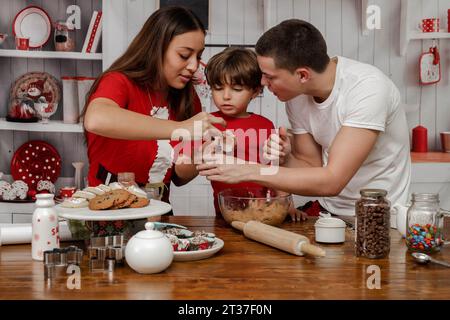 Eine glückliche Familie macht Kekse in der Küche zu Weihnachten Stockfoto