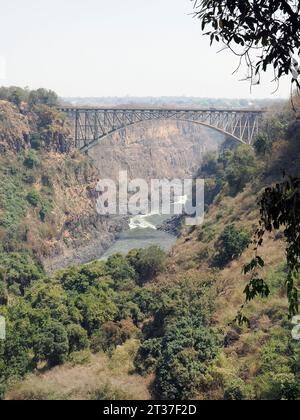 Victoria Falls Bridge, Victoria Falls, Mosi-oa-Tunya (donnernder Rauch), Sambesi River, Sambia, Afrika, UNESCO-Weltkulturerbe Stockfoto