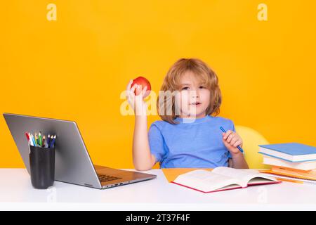 Schüler lernen im Unterricht Englisch in der Schule. Grundschulkind. Porträt des lustigen Lernens. Stockfoto