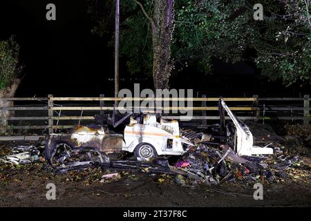 Eine Karawane wurde in Ferrybridge, West Yorkshire, verlassen, nachdem Brandstifter sie in Brand gesetzt hatten. Stockfoto