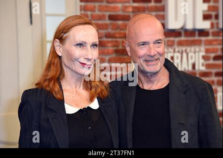 Andrea Sawatzki mit Ehemann Christian Berkel bei der Premiere der Amazon Prime Video Serie von Sebastian Fitzeks DIE THERAPIE im Zoo Palast in Berlin am 23.10.2023 *** Andrea Sawatzki mit Ehemann Christian Berkel bei der Premiere der Amazon Prime Video Serie von Sebastian Fitzeks DIE THERAPIE im Zoo Palast in Berlin am 23 10 2023 Credit: Imago/Alamy Live News Stockfoto