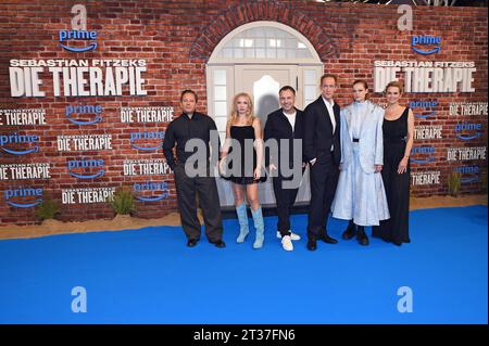 Trystan Pütter, Helena Zengel, Sebastian Fitzek, Stephan Kampwirth, Emma Bading, Andrea Osvart bei der Premiere der Amazon Prime Video Serie von Sebastian Fitzeks DIE THERAPIE im Zoo Palast in Berlin am 23.10.2023 *** Trystan Pütter, Helena Zengel, Sebastian Fitzek, Stephan Kampwirth, Emma Bading, Andrea Osvart bei der Premiere der Amazon Prime Video-Serie von Sebastian Fitzeks DIE THERAPIE im Zoo Palast in Berlin am 23 10 2023. Quelle: Imago/Alamy Live News Stockfoto