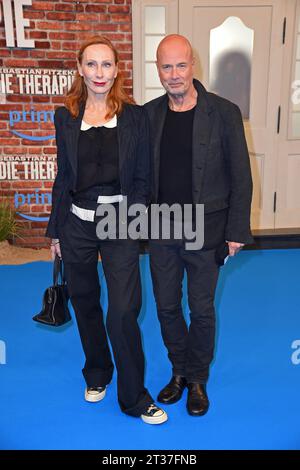 Andrea Sawatzki mit Ehemann Christian Berkel bei der Premiere der Amazon Prime Video Serie von Sebastian Fitzeks DIE THERAPIE im Zoo Palast in Berlin am 23.10.2023 *** Andrea Sawatzki mit Ehemann Christian Berkel bei der Premiere der Amazon Prime Video Serie von Sebastian Fitzeks DIE THERAPIE im Zoo Palast in Berlin am 23 10 2023 Credit: Imago/Alamy Live News Stockfoto