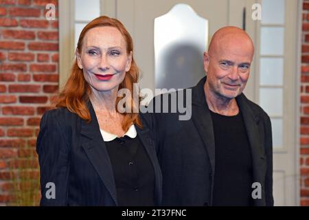 Andrea Sawatzki mit Ehemann Christian Berkel bei der Premiere der Amazon Prime Video Serie von Sebastian Fitzeks DIE THERAPIE im Zoo Palast in Berlin am 23.10.2023 *** Andrea Sawatzki mit Ehemann Christian Berkel bei der Premiere der Amazon Prime Video Serie von Sebastian Fitzeks DIE THERAPIE im Zoo Palast in Berlin am 23 10 2023 Credit: Imago/Alamy Live News Stockfoto