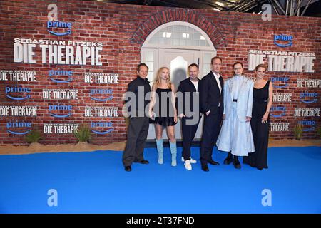 Trystan Pütter, Helena Zengel, Sebastian Fitzek, Stephan Kampwirth, Emma Bading, Andrea Osvart bei der Premiere der Amazon Prime Video Serie von Sebastian Fitzeks DIE THERAPIE im Zoo Palast in Berlin am 23.10.2023 *** Trystan Pütter, Helena Zengel, Sebastian Fitzek, Stephan Kampwirth, Emma Bading, Andrea Osvart bei der Premiere der Amazon Prime Video-Serie von Sebastian Fitzeks DIE THERAPIE im Zoo Palast in Berlin am 23 10 2023. Quelle: Imago/Alamy Live News Stockfoto