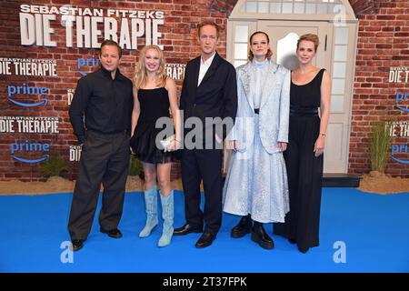 Trystan Pütter, Helena Zengel, Sebastian Fitzek, Stephan Kampwirth, Emma Bading, Andrea Osvart bei der Premiere der Amazon Prime Video Serie von Sebastian Fitzeks DIE THERAPIE im Zoo Palast in Berlin am 23.10.2023 *** Trystan Pütter, Helena Zengel, Sebastian Fitzek, Stephan Kampwirth, Emma Bading, Andrea Osvart bei der Premiere der Amazon Prime Video-Serie von Sebastian Fitzeks DIE THERAPIE im Zoo Palast in Berlin am 23 10 2023. Quelle: Imago/Alamy Live News Stockfoto