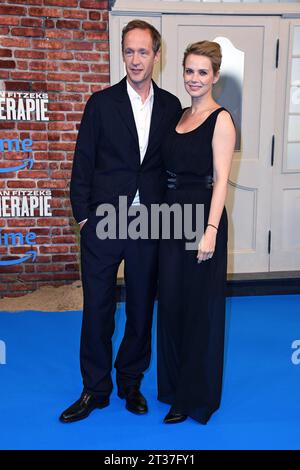 Stephan Kampwirth, Andrea Osvart bei der Premiere der Amazon Prime Video Serie von Sebastian Fitzeks DIE THERAPIE im Zoo Palast in Berlin am 23.10.2023 *** Stephan Kampwirth, Andrea Osvart bei der Premiere der Amazon Prime Video-Serie von Sebastian Fitzeks DIE THERAPIE im Zoo Palast in Berlin am 23 10 2023. Quelle: Imago/Alamy Live News Stockfoto