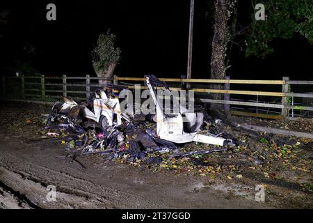 Eine Karawane wurde in Ferrybridge, West Yorkshire, verlassen, nachdem Brandstifter sie in Brand gesetzt hatten. Stockfoto