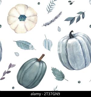 Kürbisse mit Aquarellmuster und blaue Herbstblätter. Handgezeichnete Illustration isoliert auf weißem Hintergrund. Konzept für Stoffdruck, Etikett, Banner Stockfoto