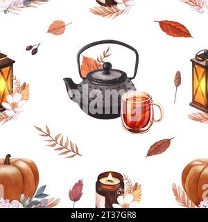 Aquarellmuster, Teekanne, Kürbis und Herbstblätter. Handgezeichnete Illustration isoliert auf weißem Hintergrund. Konzept für Stoffdruck, Menü Stockfoto