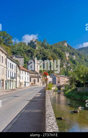 Grand Colombier Pass. Blick auf den Fluss Albarine, die Straße, die Kirche, die Brücke, die Burgruine und den Bergrücken Stockfoto