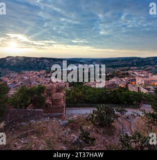 Sonnenaufgang altes mittelalterliches Stilo Famos Calabria Dorfblick, Süditalien. Mittelalterliche Kirche Cattolica di Stilo byzantinische Kirche vor der Tür. Stockfoto