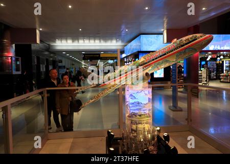 Passagiere, die sich eine Skulptur eines American Airlines Flugzeugs im American Airlines Terminal im JFK International Airport, New York City, USA ansehen Stockfoto