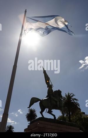 Eine argentinische Nationalflagge mit der Statue von General Manuel Belgrano auf der Plaza de Mayo.Buenos Aires.Argentinien Stockfoto