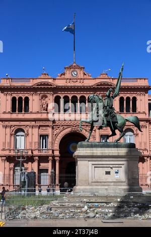 Casa Rosada, der argentinische Präsidentenpalast mit dem Denkmal des Generals Manuel Belgrano im Vordergrund. Buenos Aires. Argentinien Stockfoto