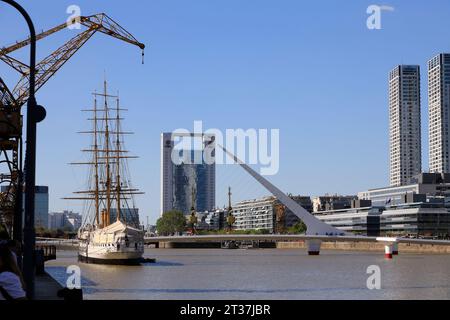 Das Museumsschiff Fragata ARA Presidente Sarmiento mit Puente de la Mujer (Frauenbrücke) in Puerto Madero.Buenos Aires.Argentinien Stockfoto