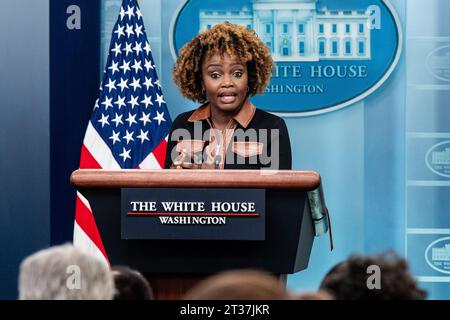 Washington, Usa. Oktober 2023. Pressesprecherin Karine Jean-Pierre spricht bei einem Pressegespräch im Presseinformationsraum des Weißen Hauses. (Foto: Michael Brochstein/SIPA USA) Credit: SIPA USA/Alamy Live News Stockfoto