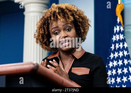 Washington, Usa. Oktober 2023. Pressesprecherin Karine Jean-Pierre spricht bei einem Pressegespräch im Presseinformationsraum des Weißen Hauses. (Foto: Michael Brochstein/SIPA USA) Credit: SIPA USA/Alamy Live News Stockfoto