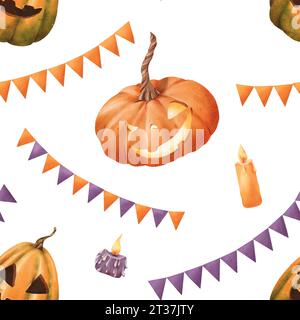 Nahtloses Halloween-Muster. Leuchtend orange Kürbisse mit geschnitzten Gesichtern orange und lila Kerzen Festflaggen Girlanden. Klassische Urlaubselemente in A Stockfoto