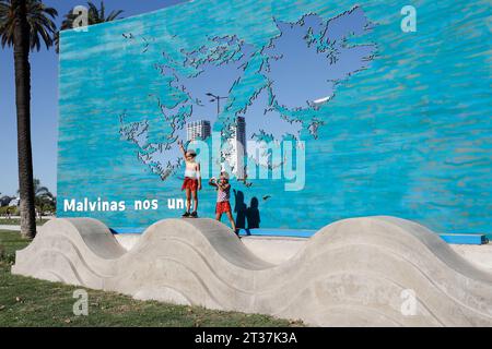 Kinder posieren für Fotos auf dem Denkmal zu Ehren der Soldaten, die im Malvinas, Falklandkrieg.Buenos Aires.Argentinien gekämpft haben Stockfoto