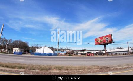 Augusta, GA USA - 01 19 22: POV Driving Street PAN McDonalds Plakatwand 2022 Stockfoto