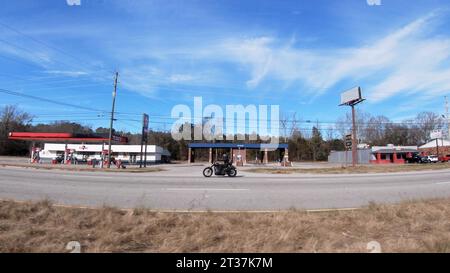 Augusta, GA USA - 01 19 22: POV fährt Straßenpfanne auf einem Motorrad Stockfoto