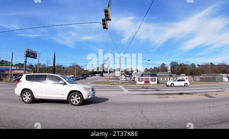 Augusta, GA USA - 01 19 22: POV mit Straßenverkehr an einer Kreuzung Stockfoto