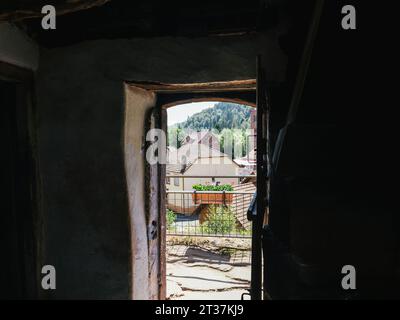 Eine offene Tür von einer Troglodytenresidenz ermöglicht den Zugang zum Dorf Graufthal in Eschbourg, Frankreich Stockfoto