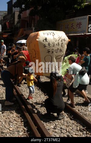 Touristen lassen Laternen in den Himmel, Shifen Old Street Abschnitt des Pingxi District, Shifen, Taiwan. Stockfoto