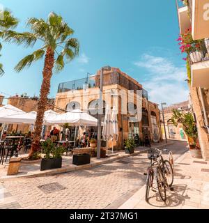 Jaffa, Israel - 5. Oktober 2023: Blick von den historischen Straßen von Jaffa, einer alten levantinischen Hafenstadt, die von den Kanaaniten gegründet wurde und heute Teil davon ist Stockfoto