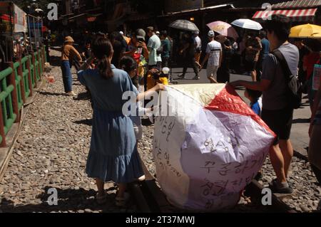 Touristen lassen Laternen in den Himmel, Shifen Old Street Abschnitt des Pingxi District, Shifen, Taiwan. Stockfoto