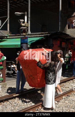 Touristen lassen Laternen in den Himmel, Shifen Old Street Abschnitt des Pingxi District, Shifen, Taiwan. Stockfoto