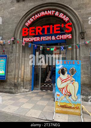 Edinburgh, Schottland, Großbritannien. Oktober 2023. 20231002: Der Eingang zum BertieÃs Proper Fish and Chips Restaurant befindet sich in Edinburgh, Schottland, Großbritannien. Neben Fish and Chips serviert das preisgekrönte Restaurant auch lokal hergestellte Haggis und gebashte Rüben. (Kreditbild: © Chuck Myers/ZUMA Press Wire) NUR REDAKTIONELLE VERWENDUNG! Nicht für kommerzielle ZWECKE! Stockfoto