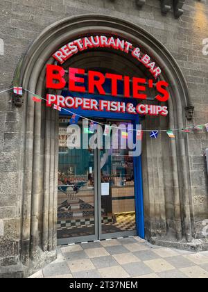 Edinburgh, Schottland, Großbritannien. Oktober 2023. 20231002: Der Eingang zum BertieÃs Proper Fish and Chips Restaurant befindet sich in Edinburgh, Schottland, Großbritannien. Neben Fish and Chips serviert das preisgekrönte Restaurant auch lokal hergestellte Haggis und gebashte Rüben. (Kreditbild: © Chuck Myers/ZUMA Press Wire) NUR REDAKTIONELLE VERWENDUNG! Nicht für kommerzielle ZWECKE! Stockfoto