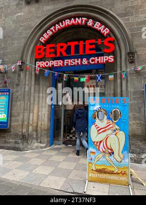 Edinburgh, Schottland, Großbritannien. Oktober 2023. 20231002: Gäste betreten das Restaurant BertieÃs Proper Fish and Chips in Edinburgh, Schottland, Großbritannien. Neben Fish and Chips serviert das preisgekrönte Restaurant auch lokal hergestellte Haggis und gebashte Rüben. (Kreditbild: © Chuck Myers/ZUMA Press Wire) NUR REDAKTIONELLE VERWENDUNG! Nicht für kommerzielle ZWECKE! Stockfoto