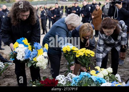 Lviv, Ukraine. Oktober 2023. Familien und Verwandte des gefallenen ukrainischen Soldaten, Oleksandr Leschenko, sahen, wie er Blumen auf seinem Grab auf dem Lytschakiw Militärfriedhof in Lemberg legte. Mit dem Fortgang des Russisch-Ukrainischen Krieges wurde die Teilnahme an Beerdigungen der gefallenen ukrainischen Soldaten zu den täglichen Aktivitäten der Ukrainer. Drei Beerdigungen werden heute zum Gedenken an die drei jungen ukrainischen Soldaten abgehalten, die letzte Woche an der Frontlinie starben, Nazarij Andrushkiw, Oleksandr Leschenko und Pavlo Plyusnin, auf dem Lytschakiw-Militärfriedhof in Lemberg. Quelle: SOPA Images Limited/Alamy Live News Stockfoto