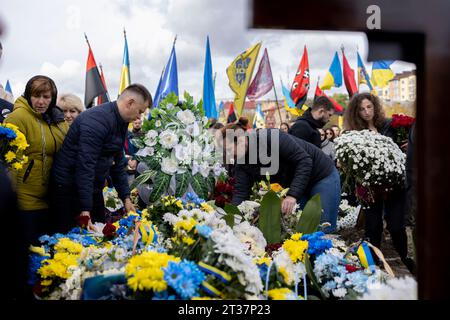 Lviv, Ukraine. Oktober 2023. Familien und Verwandte des gefallenen ukrainischen Soldaten, Nazarij Andrushkiv, sahen, wie er Blumen auf seinem Grab auf dem Lytschakiw Militärfriedhof in Lemberg legte. Mit dem Fortgang des Russisch-Ukrainischen Krieges wurde die Teilnahme an Beerdigungen der gefallenen ukrainischen Soldaten zu den täglichen Aktivitäten der Ukrainer. Drei Beerdigungen werden heute zum Gedenken an die drei jungen ukrainischen Soldaten abgehalten, die letzte Woche an der Frontlinie starben, Nazarij Andrushkiw, Oleksandr Leschenko und Pavlo Plyusnin, auf dem Lytschakiw-Militärfriedhof in Lemberg. Quelle: SOPA Images Limited/Alamy Live News Stockfoto