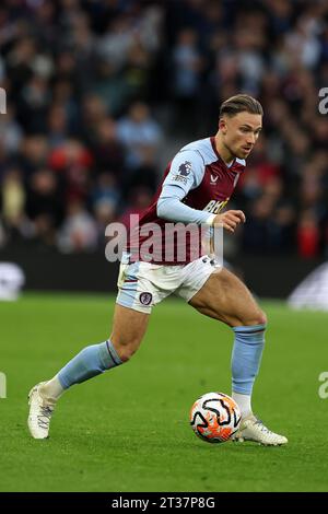 Birmingham, Großbritannien. Oktober 2023. Matty Cash von Aston Villa in Aktion. Premier League Spiel, Aston Villa gegen West Ham Utd im Villa Park in Birmingham am Sonntag, den 22. Oktober 2023. Dieses Bild darf nur für redaktionelle Zwecke verwendet werden. Nur redaktionelle Verwendung, Bild von Andrew Orchard/Andrew Orchard Sportfotografie/Alamy Live News Credit: Andrew Orchard Sportfotografie/Alamy Live News Stockfoto