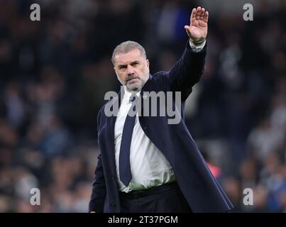 London, Großbritannien. Oktober 2023. Ange Postecoglou, Manager von Tottenham Hotspur, feiert nach dem Spiel der Premier League im Tottenham Hotspur Stadium in London. Der Bildnachweis sollte lauten: Paul Terry/Sportimage Credit: Sportimage Ltd/Alamy Live News Stockfoto