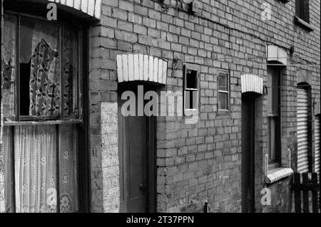 Ein Glasfenster im hinteren Teil eines viktorianischen Reihenhauses wartet auf den Abriss während der Slumräumung von St. Ann's, Nottingham. 1969-1972 Stockfoto