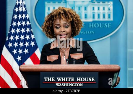 Washington, Usa. Oktober 2023. Pressesprecherin Karine Jean-Pierre spricht bei einem Pressegespräch im Presseinformationsraum des Weißen Hauses. Quelle: SOPA Images Limited/Alamy Live News Stockfoto