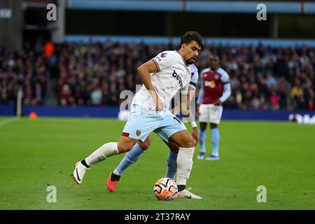 Birmingham, Großbritannien. Oktober 2023. Paqueta von West Ham vereint in Aktion. Premier League Spiel, Aston Villa gegen West Ham Utd im Villa Park in Birmingham am Sonntag, den 22. Oktober 2023. Dieses Bild darf nur für redaktionelle Zwecke verwendet werden. Nur redaktionelle Verwendung, Bild von Andrew Orchard/Andrew Orchard Sportfotografie/Alamy Live News Credit: Andrew Orchard Sportfotografie/Alamy Live News Stockfoto