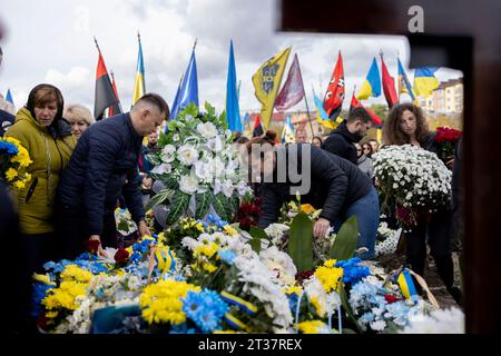 Familien und Verwandte des gefallenen ukrainischen Soldaten, Nazarij Andrushkiv, sahen, wie er Blumen auf seinem Grab auf dem Lytschakiw Militärfriedhof in Lemberg legte. Mit dem Fortgang des Russisch-Ukrainischen Krieges wurde die Teilnahme an Beerdigungen der gefallenen ukrainischen Soldaten zu den täglichen Aktivitäten der Ukrainer. Drei Beerdigungen werden heute zum Gedenken an die drei jungen ukrainischen Soldaten abgehalten, die letzte Woche an der Frontlinie starben, Nazarij Andrushkiw, Oleksandr Leschenko und Pavlo Plyusnin, auf dem Lytschakiw-Militärfriedhof in Lemberg. (Foto: Hesther ng/SOPA Images/SIPA USA) Stockfoto